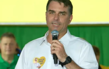 TSE determina que filiação de Flávio Bolsonaro ao PL seja restabelecida