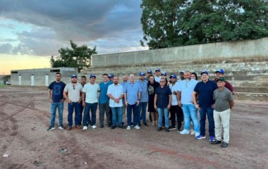 Hildo Rocha vistoria estádio inacabado em Buriticupu, cobra providências e critica gestão de João Carlos