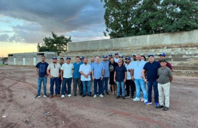 Hildo Rocha vistoria estádio inacabado em Buriticupu, cobra providências e critica gestão de João Carlos