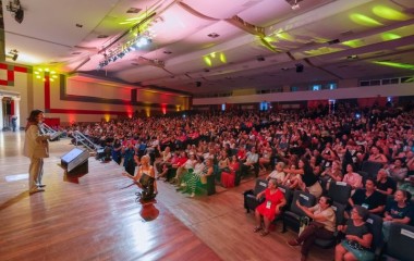 Roberta Miranda encerra Feira do Empreendedor com mensagem de coragem e esperança