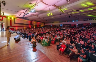 Roberta Miranda encerra Feira do Empreendedor com mensagem de coragem e esperança