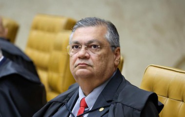 Dino sofre acidente doméstico, fratura o pé e cancela viagem a Portugal