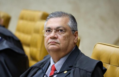 Dino sofre acidente doméstico, fratura o pé e cancela viagem a Portugal