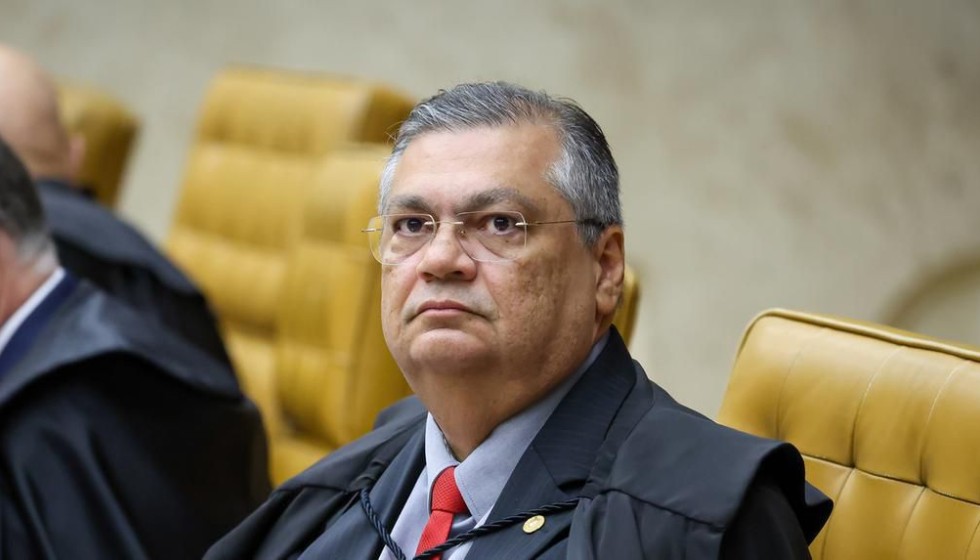 Dino sofre acidente doméstico, fratura o pé e cancela viagem a Portugal