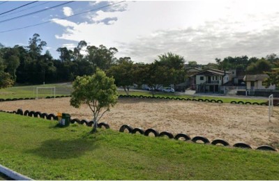 Trave de futebol em praça despenca e mata menino de 10 anos