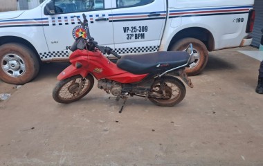 Motocicleta com registro de roubo é recuperada após oito anos em Arame