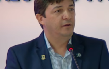 Vereador Dr. Eduardo Ribeiro denuncia atraso em pagamentos da educação e cobra planejamento financeiro da Prefeitura